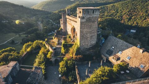 Aufnahme der Burgruine Hohenstein aus der Luft, vermutlich im Spätsommer und im Abendlicht