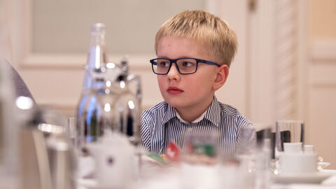 Felix am Tisch