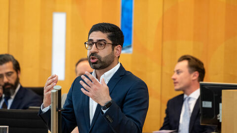 Wirtschaftsminister Kaweh Mansoori spricht im Hessischen Landtag vor einem Rednerpult.