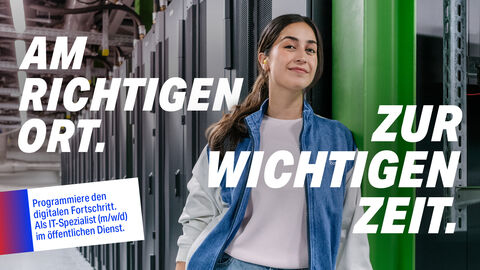 Ein junge Frau steht in einem Serverraum. Text auf dem Bild: Am richtigen Ort. Zur wichtigen Zeit.