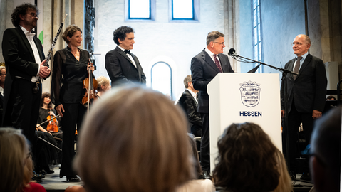 Ministerpräsident Boris Rhein (2. v. r.) verleiht den Hessischen Kulturpreis 2025 an das hr-Sinfonieorchester Frankfurt und überreicht ihn hr-Musikchef und Orchestermanager Michael Traub (1. v. r.), Chefdirigent Alain Altinoglu  (3. v. r.), Ulrike Mäding Lämmering (Violine) und Michael Höfele (Oboe)